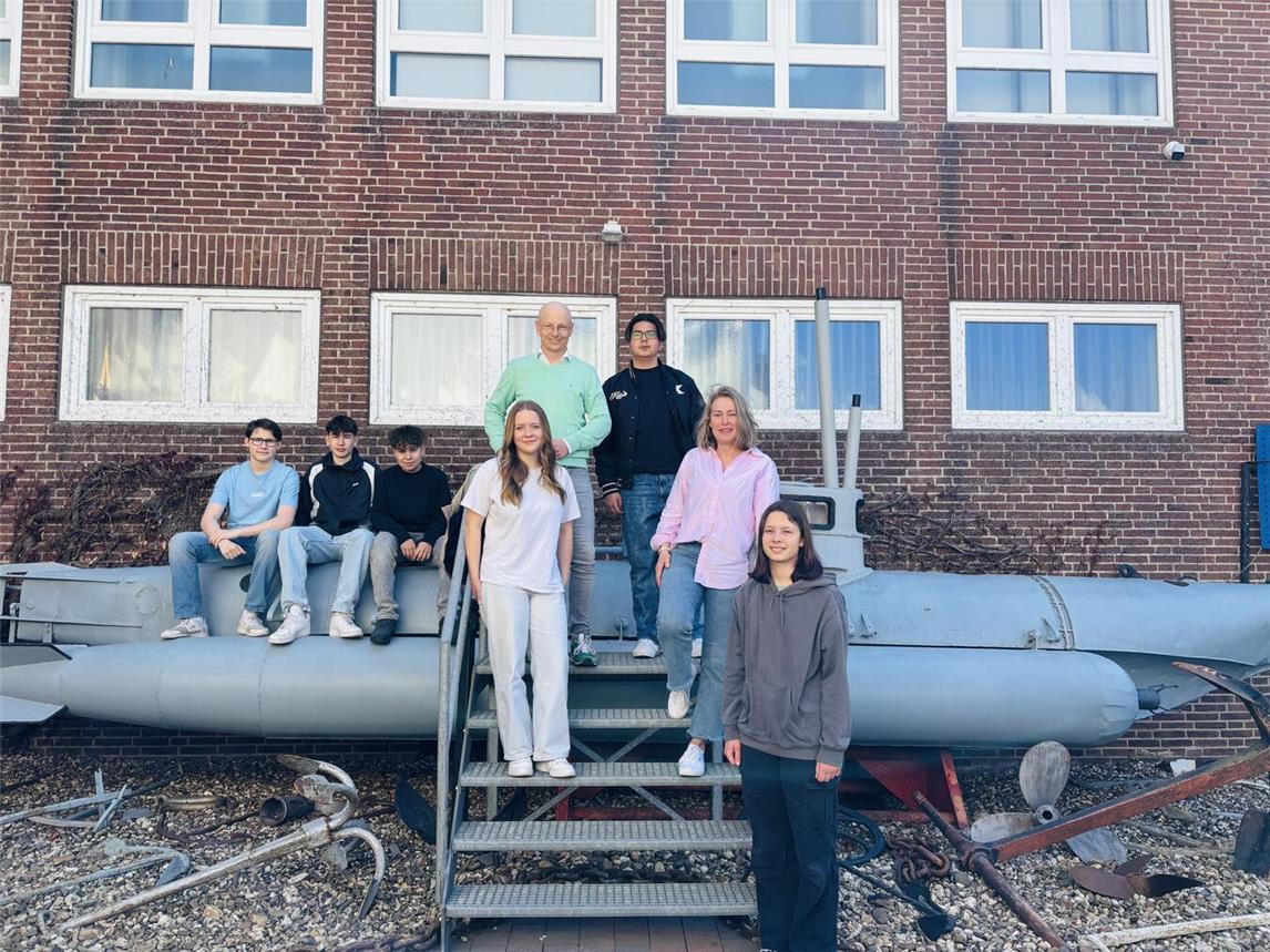 Für das gemeinsame Foto sollte das U-Boot im Garten als Hintergrund dienen. Foto: privat