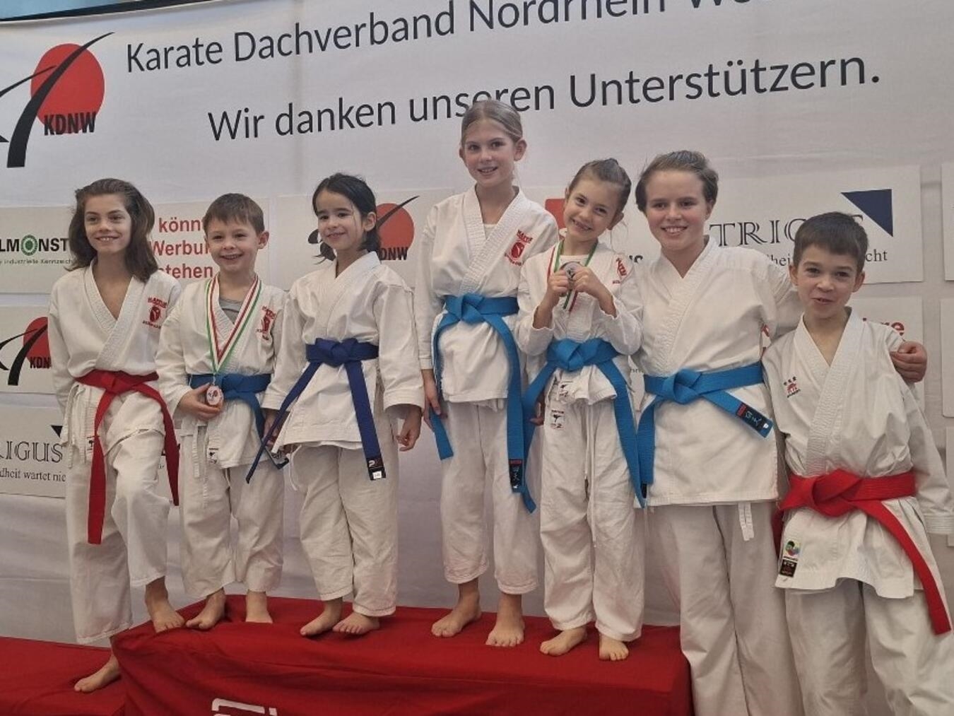 Für den Karateverein aus Bedburg-Hau starteten (v.l.) Nicolai Graf, Noah Ortmann, Maria Stella Efthymiopoulou, Greta Jansen, Carolin Graf, Theresa van Lier und Sam van Wijk. Foto: Kaiten Bedburg-Hau