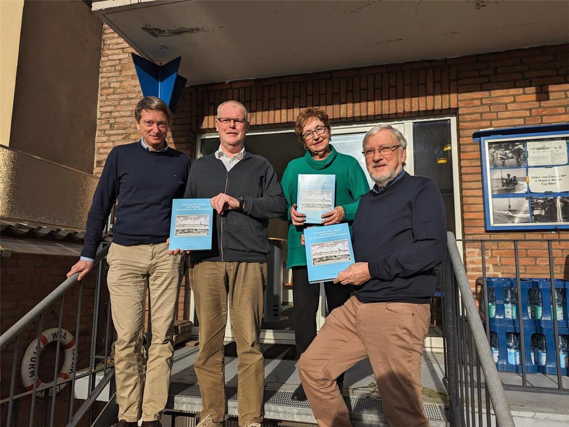 Für den neuen Band der Schriftenreihe zur Emmericher Stadtgeschichte sind sie verantwortlich: (v. l.) Georg Romen-Naegel (Druckerei Romen), Werner Tekolf, Hanne-Dore van den Hoek (Korrektur) und Herbert Kleipaß (Geschichtsverein).NN-Foto: J. Kurschatke