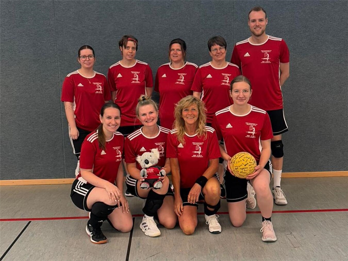 Volleyball-Team TV Rees: Gruppenfoto der Spielerinnen und Trainerin in Sportkleidung.
