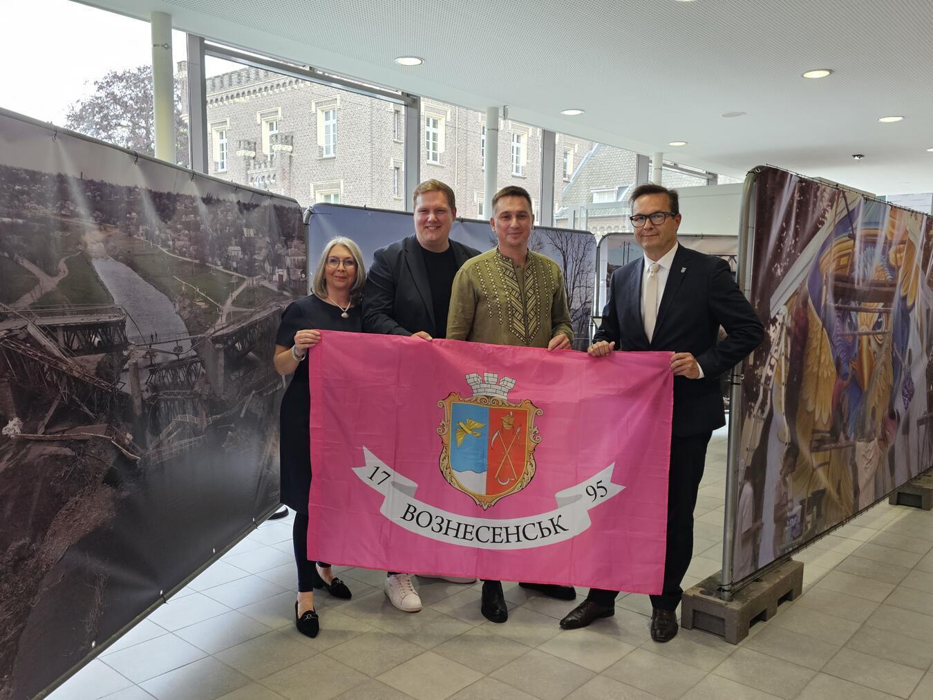 Für den Vorstand des Städtepartnerschaftsvereins waren auch Rita Baxmann (l.) und Roman Straub (2.v.l.) zugegen.
