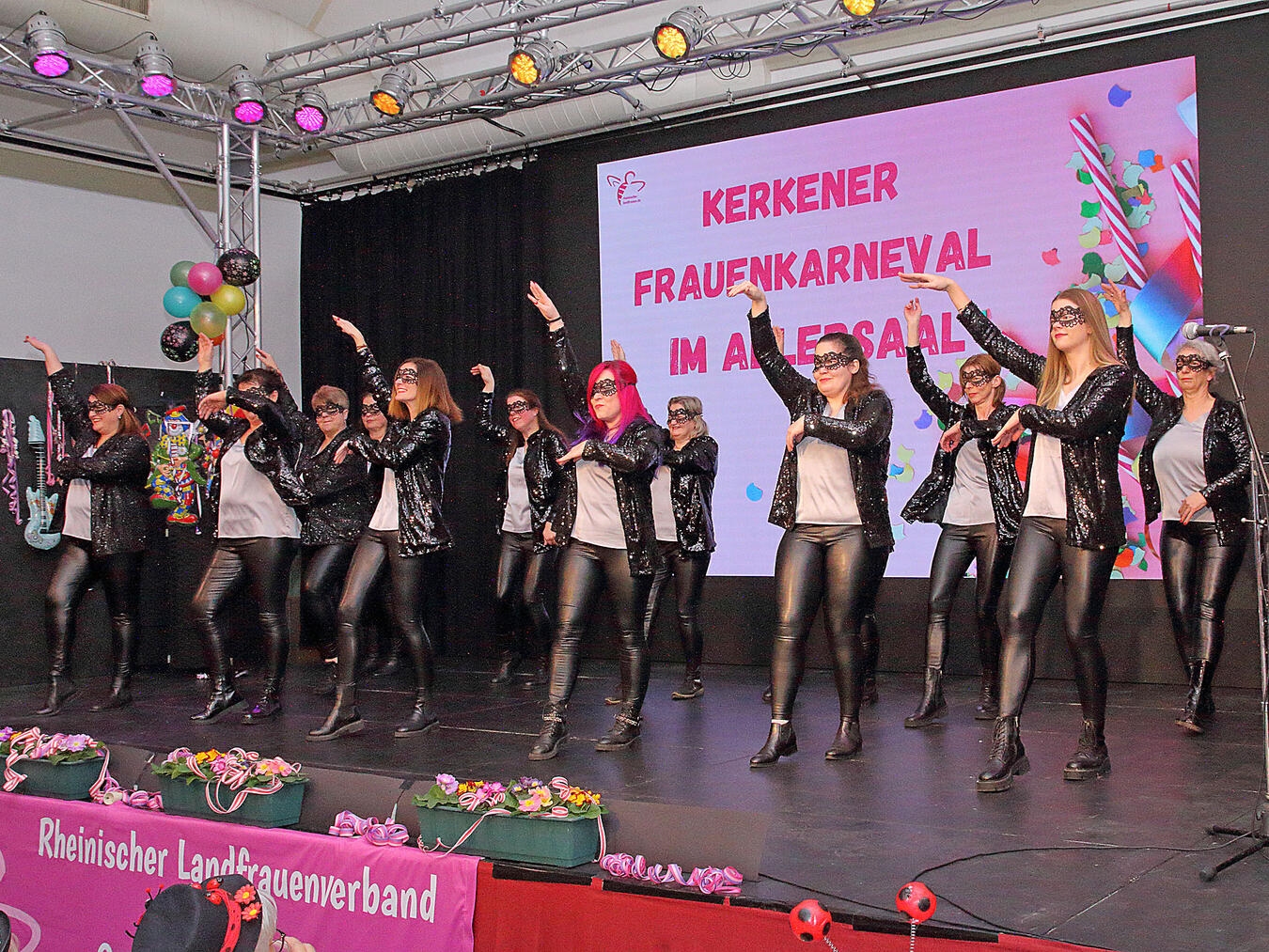 Für die Darbietung der Tanzgruppe der Landfrauen war die erste Rakete des Abends fällig.