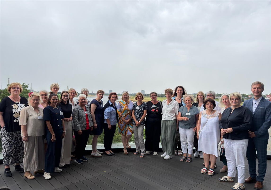 "Gruppenfoto der Frauen Union bei Sommertour 2023; erfolgreiche Veranstaltung, Fortsetzung 2027 geplant"