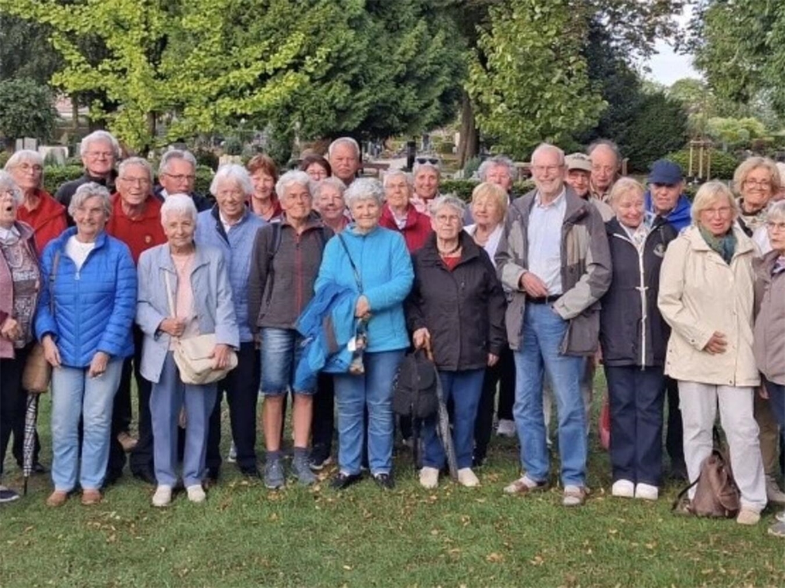 "Gruppe der Heimatfreunde Materborn genießt Bootsfahrt in Giethoorn, idyllisches Dorf mit Kanälen und reetgedeckten Häusern"
