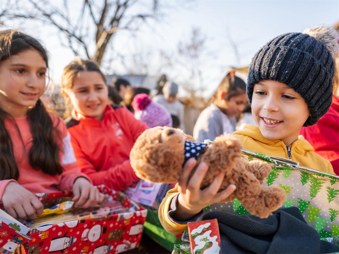 Kinder mit Geschenkkartons, Weihnachten im Schuhkarton, Botschaften der Hoffnung und Wertschätzung, Ursula Simon, freudige Gesichter