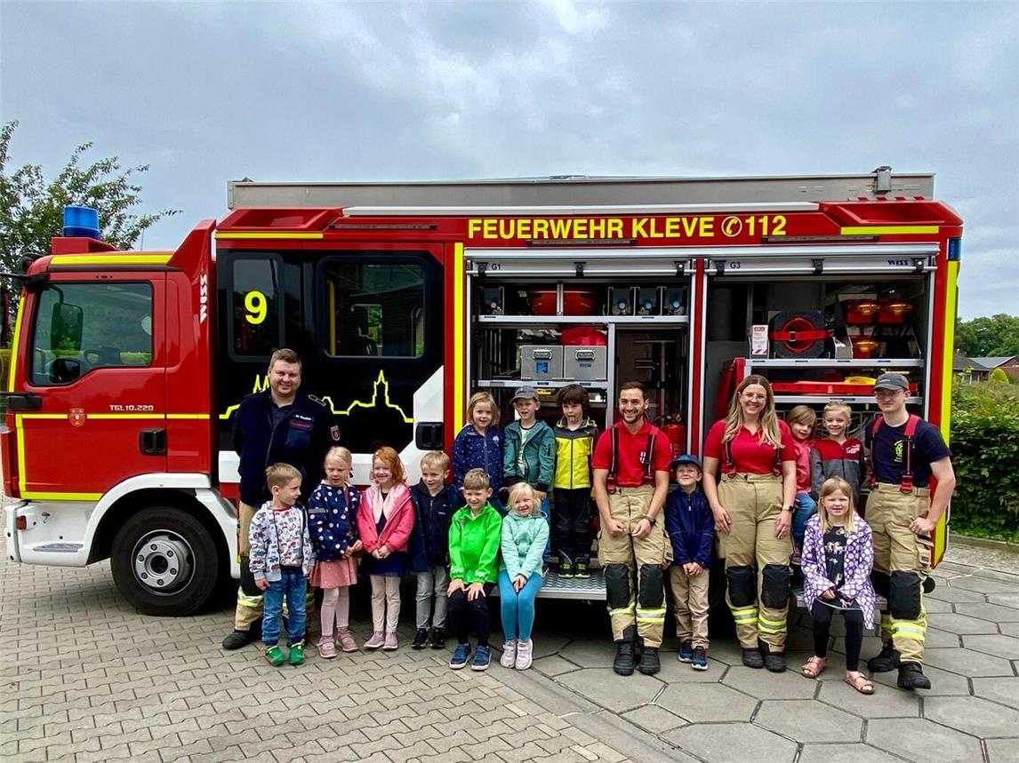 Für die Kinder des Kindergartens Gänseblümchen war der Besuch bei der Löschgruppe Düffelward sicherlich ein unvergessliches Erlebnis. Foto: Feuerwehr Kleve