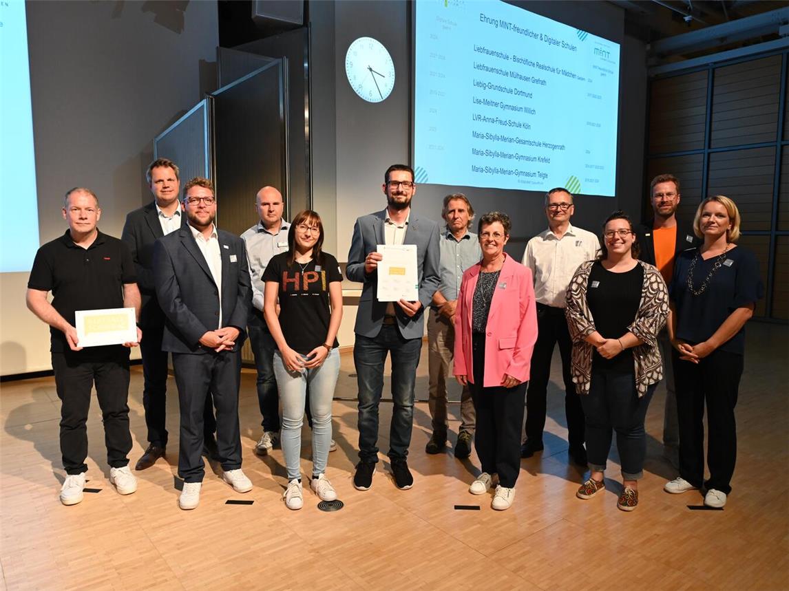 Für die Liebfrauenschule nahmen Daniela Nauen-Ingendae (5. v. r.) und Benedikt Janßen (7. v. r.) die Ehrung entgegen. Beide hatten sich im Vorfeld stark für das Zustandekommen dieser Auszeichnung für die Schule eingesetzt. Foto: Benedikt Janßen