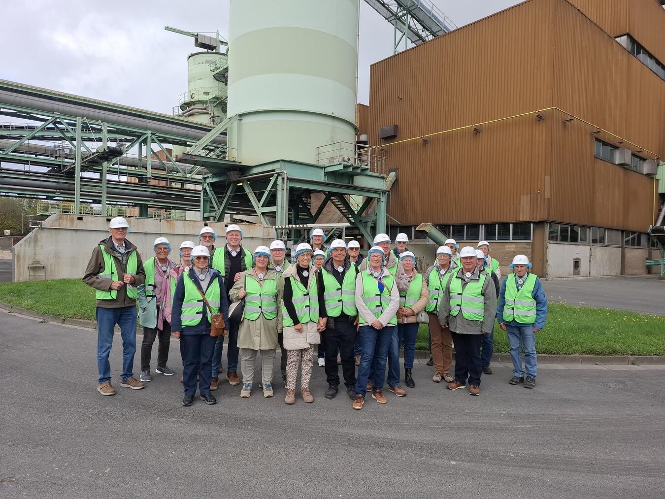 Zu Besuch in der Rübenfabrik Appeldorn Für die Mitglieder des HVV ergaben sich in der Rübenfabrik Appeldorn neue Eindrücke über die lokale Landwirtschaft am Niederrhein. Foto: HVV Weeze