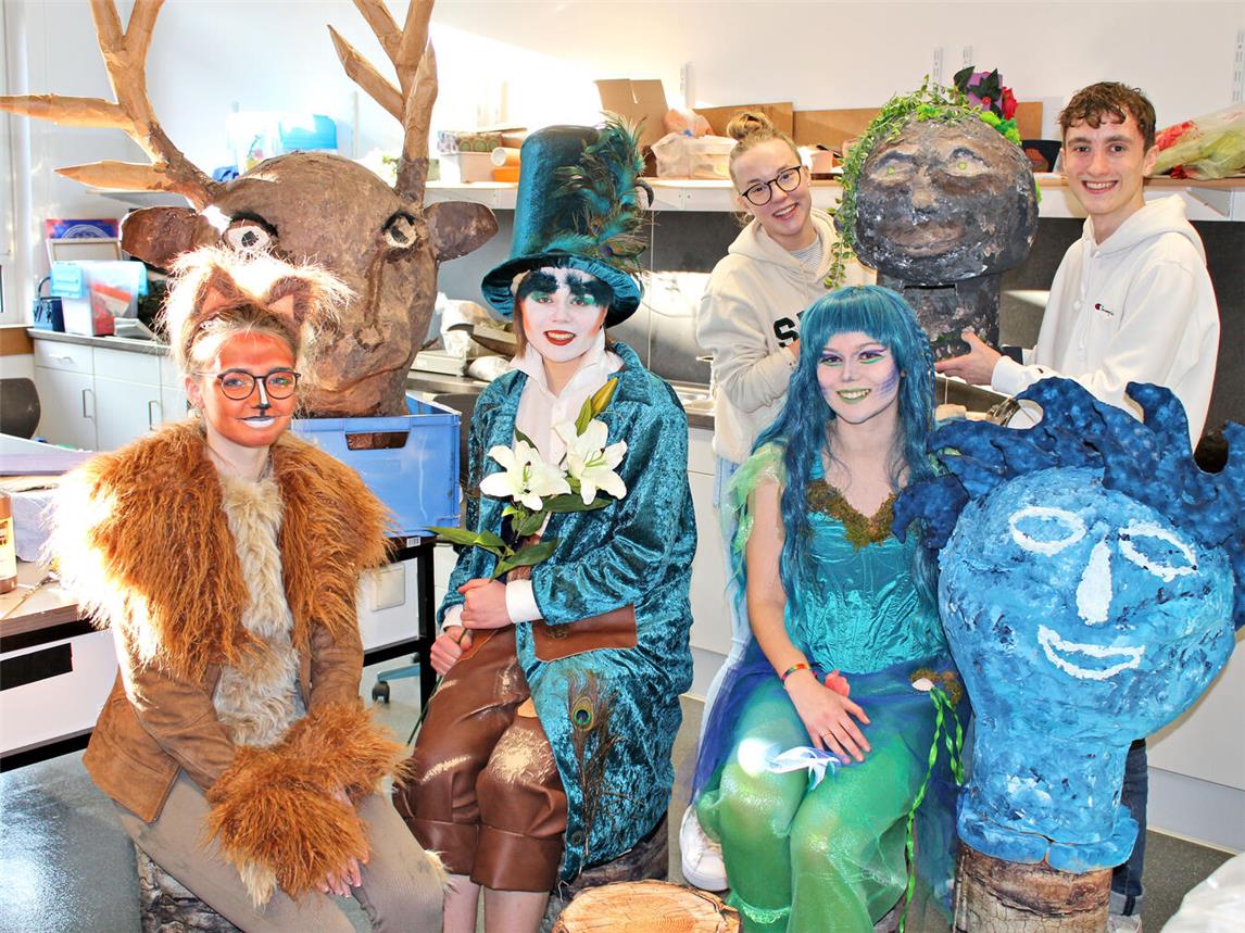 Für die Musical-AG geht es nun in die heiße Phase: Auch die Hauptdarstellerinnen Mashona Schildmacher, Berit Janowitz und Joelina Panders (vorne v.l.) sowie Dina Kroppen und Felix Hammans von der Requisite machen sich gerade an den letzten Feinschliff. NN-Fotos: Thomas Langer