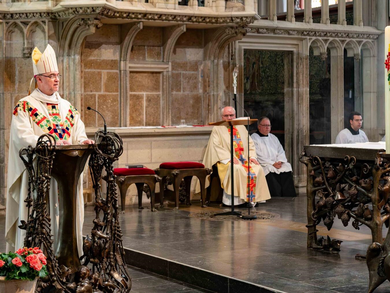 Für die Predigt im Xantener Dom erhielt Weihbischof Rolf Lohmann langen Applaus von den Gläubigen. Foto: Bischöfliche Pressestelle / Christian Breuer