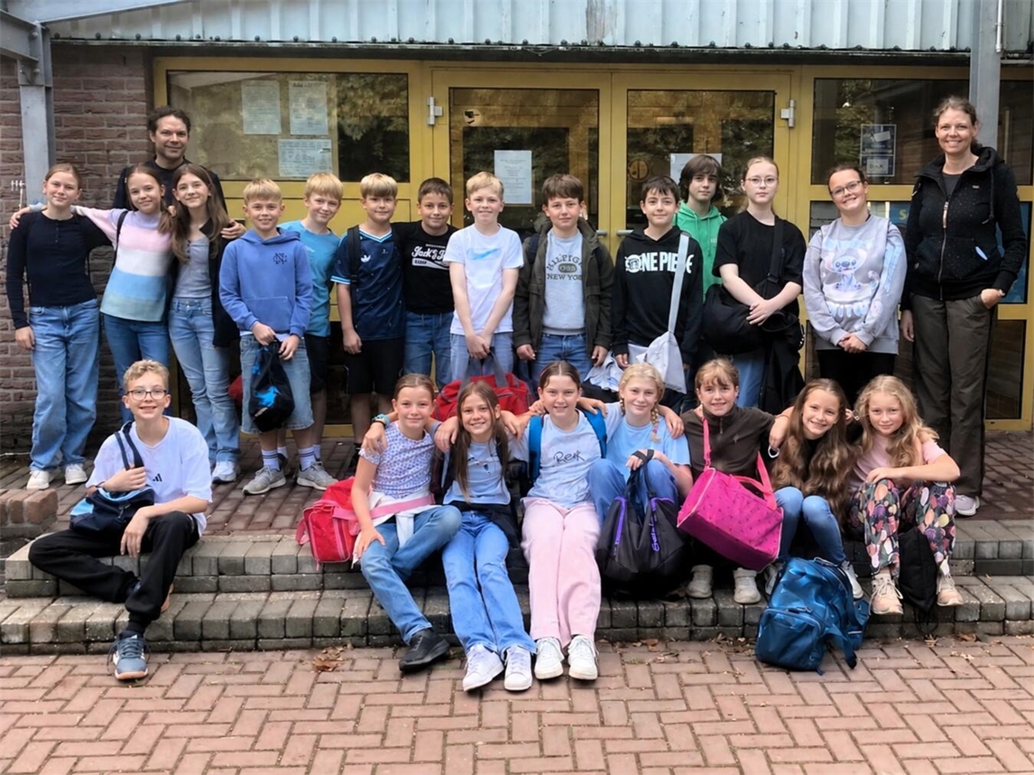 "Schüler der Klasse 5a beim Schwimmunterricht in der Realschule Sonsbeck, wichtige Ergänzung zum Sportunterricht"