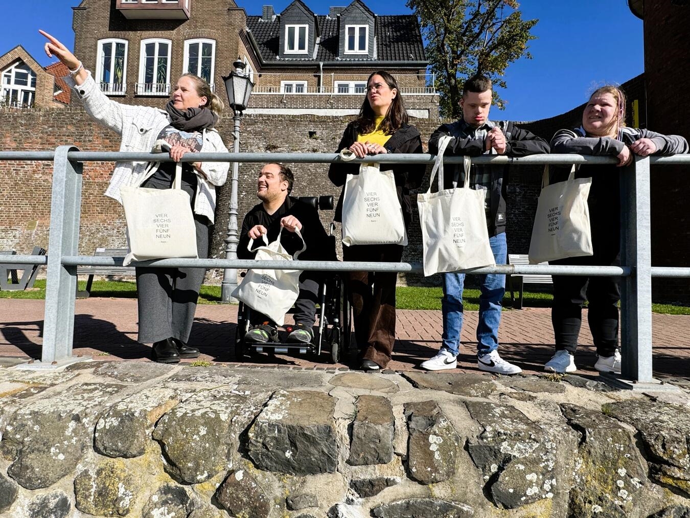 Rees zum Mitnehmen Für die Taschen „Made in Rees“ stellten sich Models von der Stadtverwaltung und der Lebenshilfe vor die Kamera. Foto: Stadt Rees