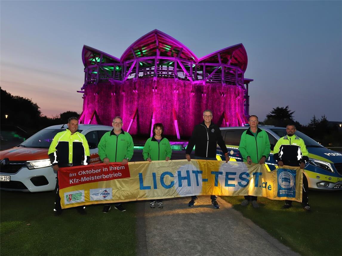 Für die Teilnahme am Licht-Test 2024 werben, (v.l.): POK Stefan Cohnen, Falk Neutzer, Mona Neutzer, René Gravendyk, Peter Baumgarten, POK Dimitris Chatzianagnostou. Foto: Verkehrswacht Kreis Kleve