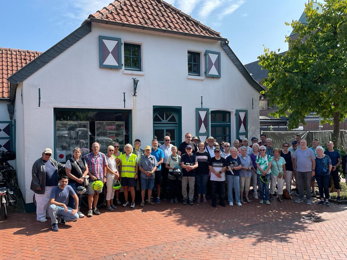 Für die Teilnehmer war die historische Radtour eine spannend-lehrreiche Angelegenheit.Foto: Arbeitskreis Weezer Heimatgeschichte