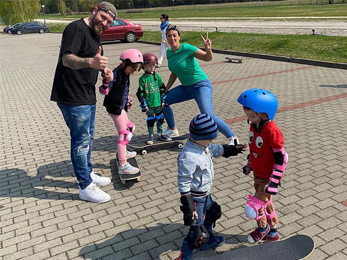 Für die vielen Waisenkinder bedeutete der Besuch aus Deutschland, das Leid der vergangenen Wochen für einen Augenblick zu vergessen und einfach Spaß zu haben. Fotos (4): privat