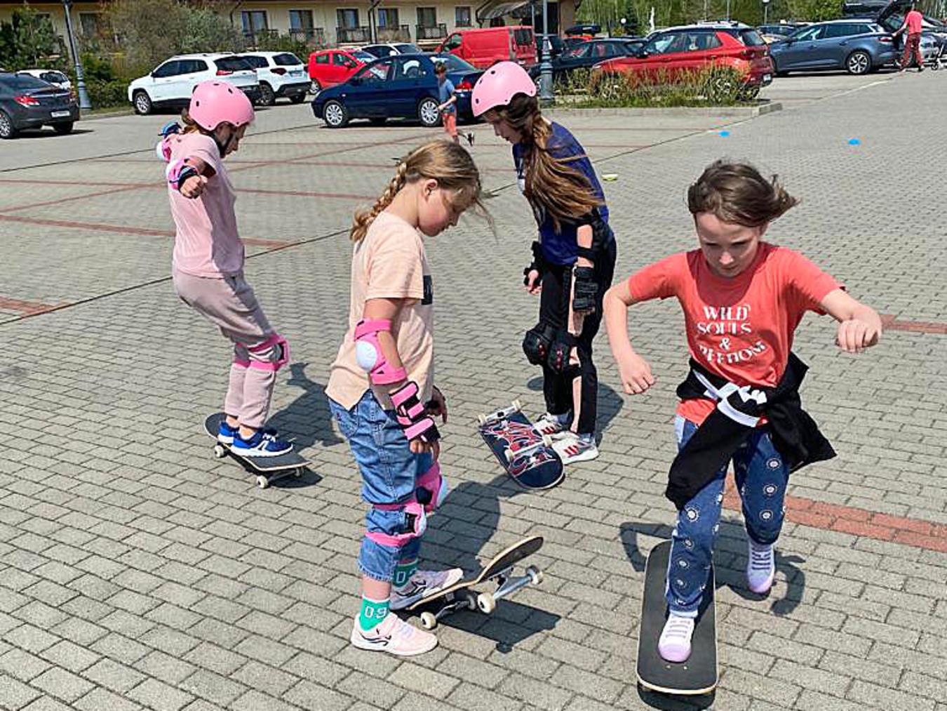 Für die vielen Waisenkinder bedeutete der Besuch aus Deutschland, das Leid der vergangenen Wochen für einen Augenblick zu vergessen und einfach Spaß zu haben. Fotos (4): privat