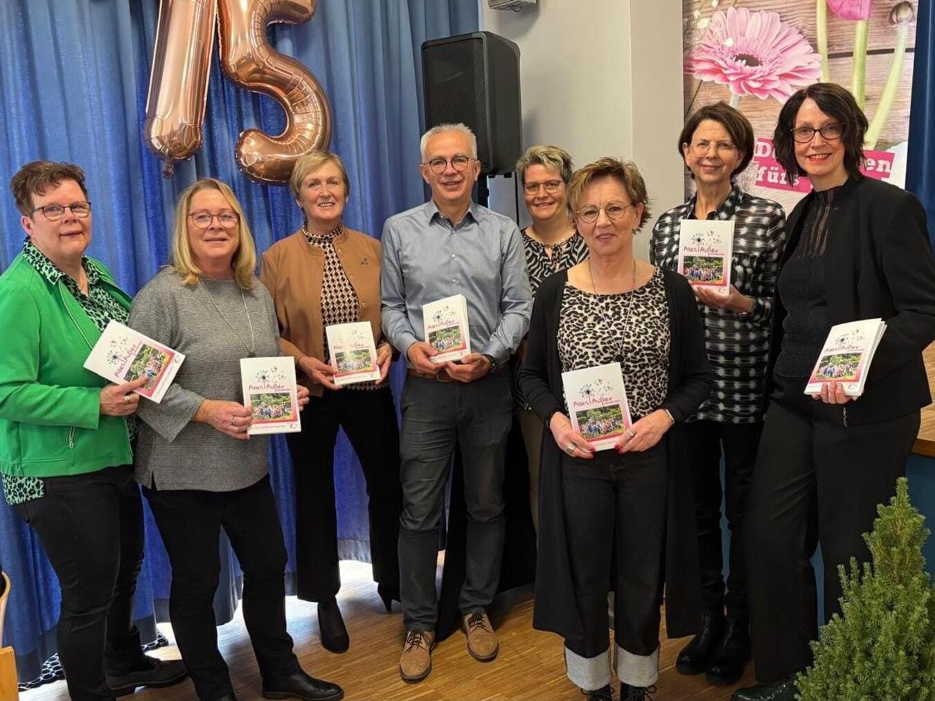 Für Dirk Wagner, Filialleiter der Volksbank in Asperden gab es von den Landfrauen ein Dankeschön. Das Geldinstitut hatte die Erstellung der Festschrift gefördert. Fotos: privat