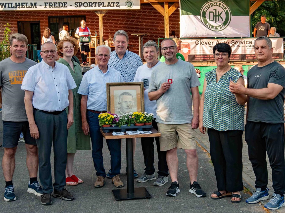 Für ehrenamtliche Verdienste im Sinne Wilhelm Fredes hat der Frede-Kreis zwei Medaillen an verdiente Ehrenamtler der DJK Rhenania Kleve verliehen. Foto: Bischöfliche Pressestelle / Christian Breuer