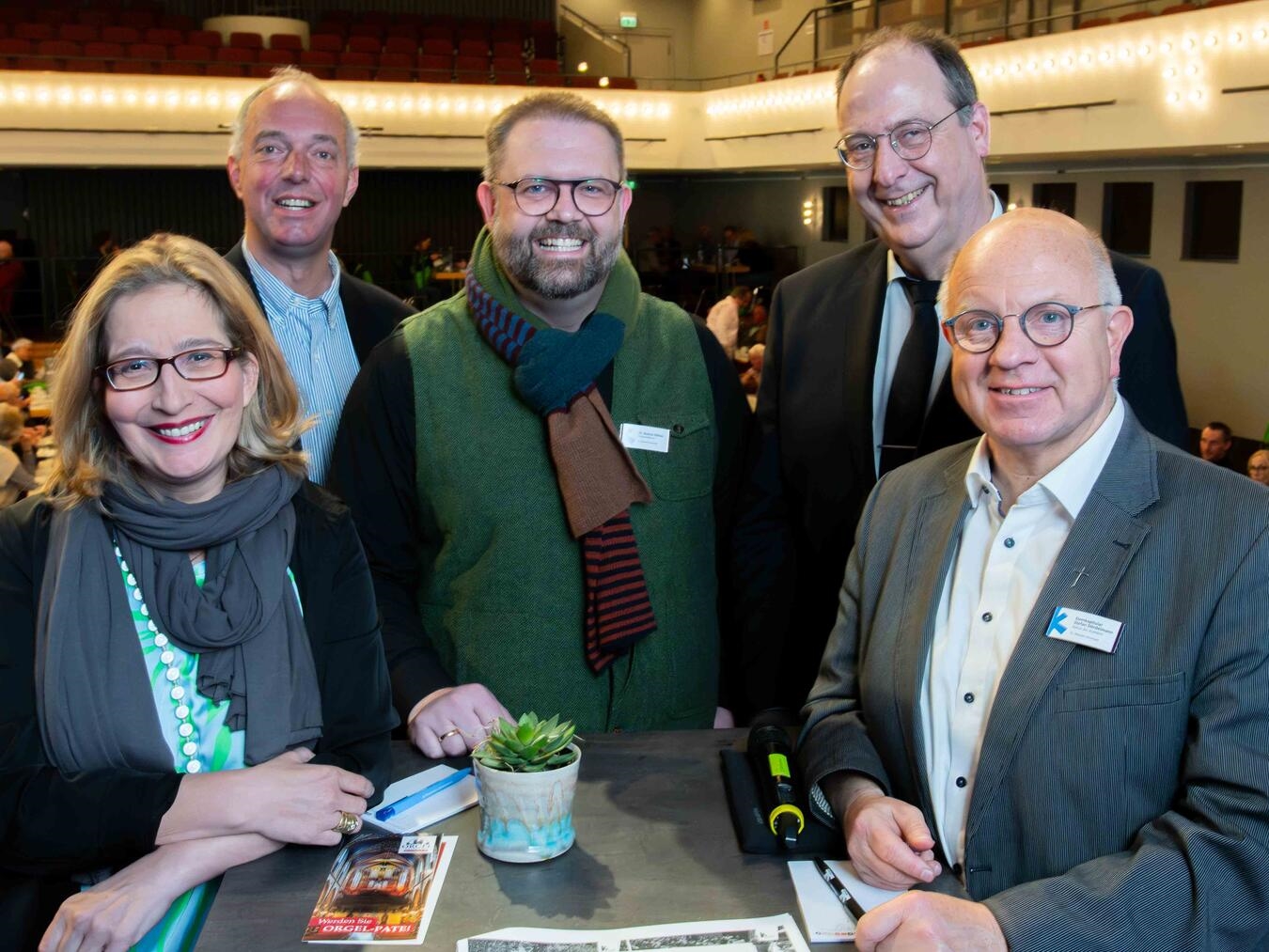 Für ein kurzweiliges Programm bei der Pilgerleitertagung sorgten, neben der Fernseh- und Radiomoderatorin Yvonne Willicks, auch (v.r.) Stefan Dördelmann, Rainer Killich, Bastian Rütten und René de Boer. Foto: Bischöfliche Pressestelle / Christian Breuer