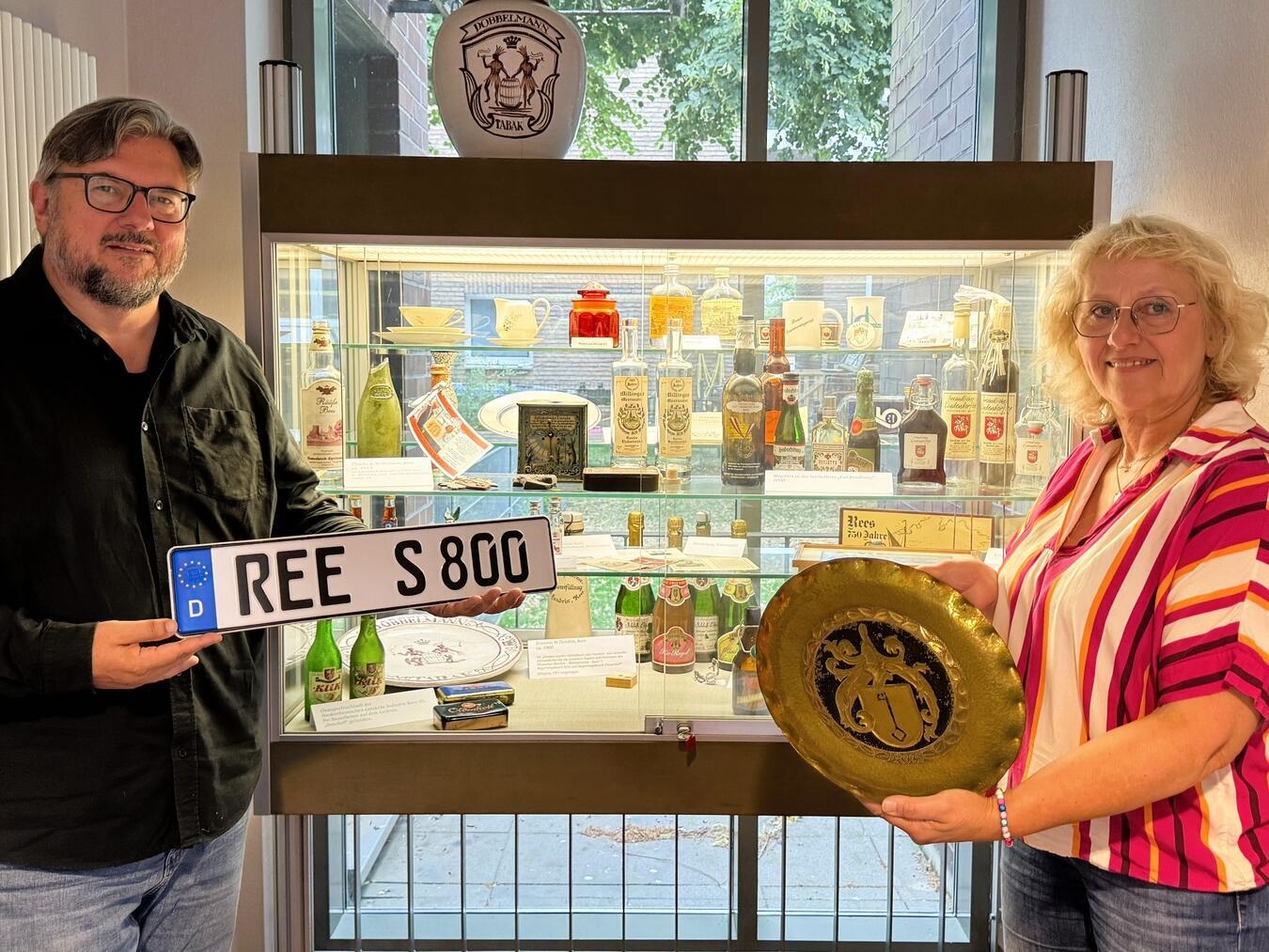"Michael Scholten und Tina Oostendorp planen Ausstellung mit 800 Lieblingsstücken für Reeser Jubiläum im Stadtarchiv."