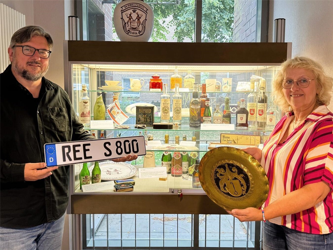 "Michael Scholten und Tina Oostendorp planen Ausstellung mit 800 Lieblingsstücken für Reeser Jubiläum im Stadtarchiv."