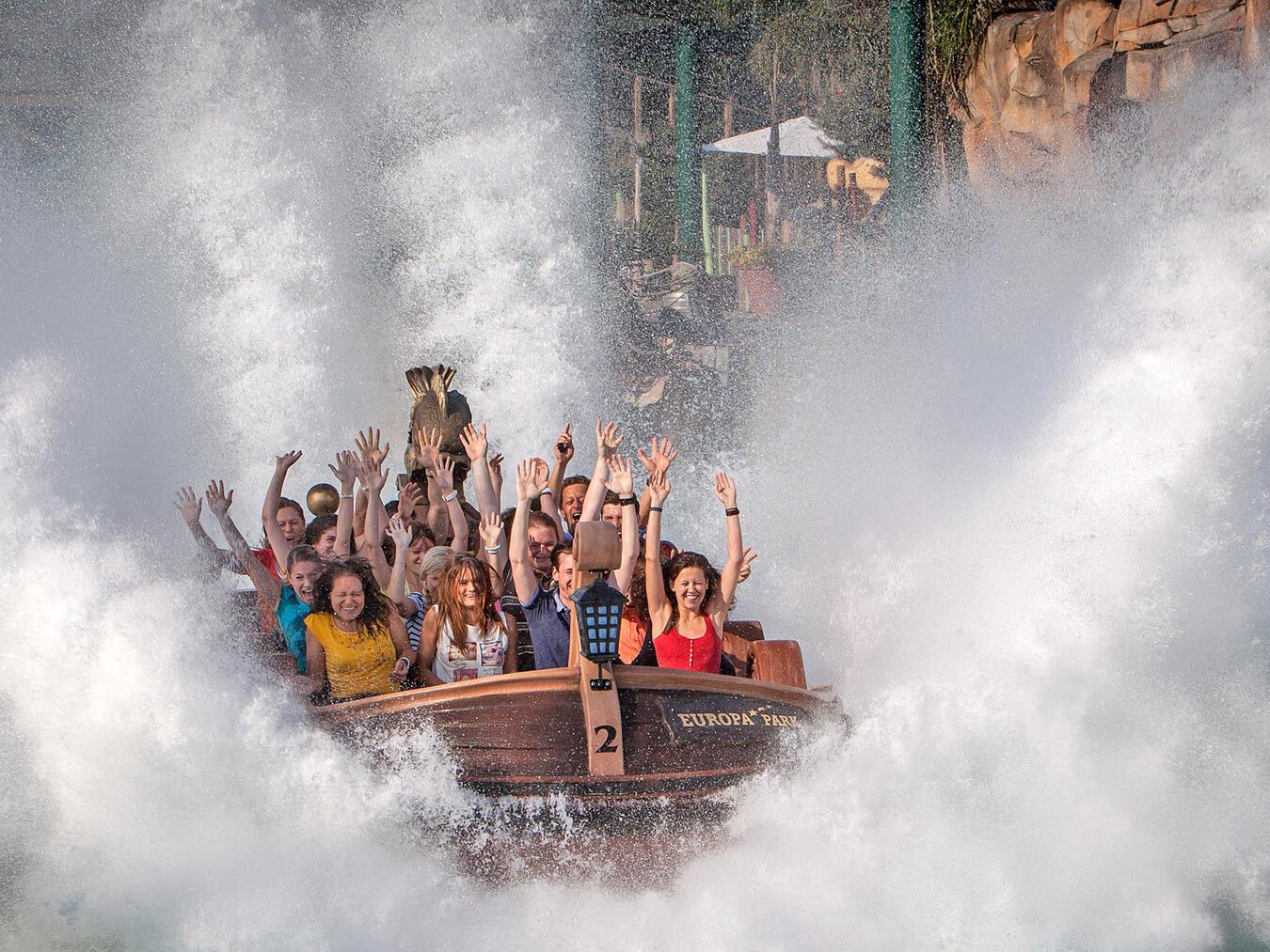 Für eine kleine Abkühlung sorgt an heißen Tagen die Wasserachterbahn „Atlantica SuperSplash“. 