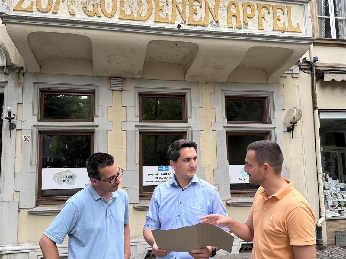 Für eine lebendige Stadtentwicklung: Die FDP Kevelaer fordert konkrete Maßnahmen gegen Leerstand und verwilderte Grundstücke. V.l.: Stefan Karmann, Jan Itrich und Felix Naber. Foto: FDP Kevelaer