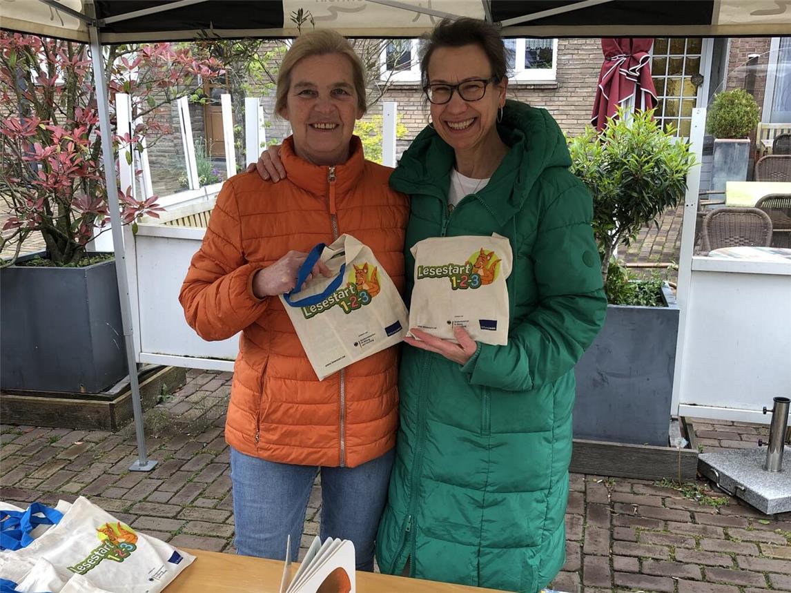 Für einen optimalen Lese-Start verteilt die Stadtbücherei Sets auf dem Wochenmarkt. Foto: Stadt Rees