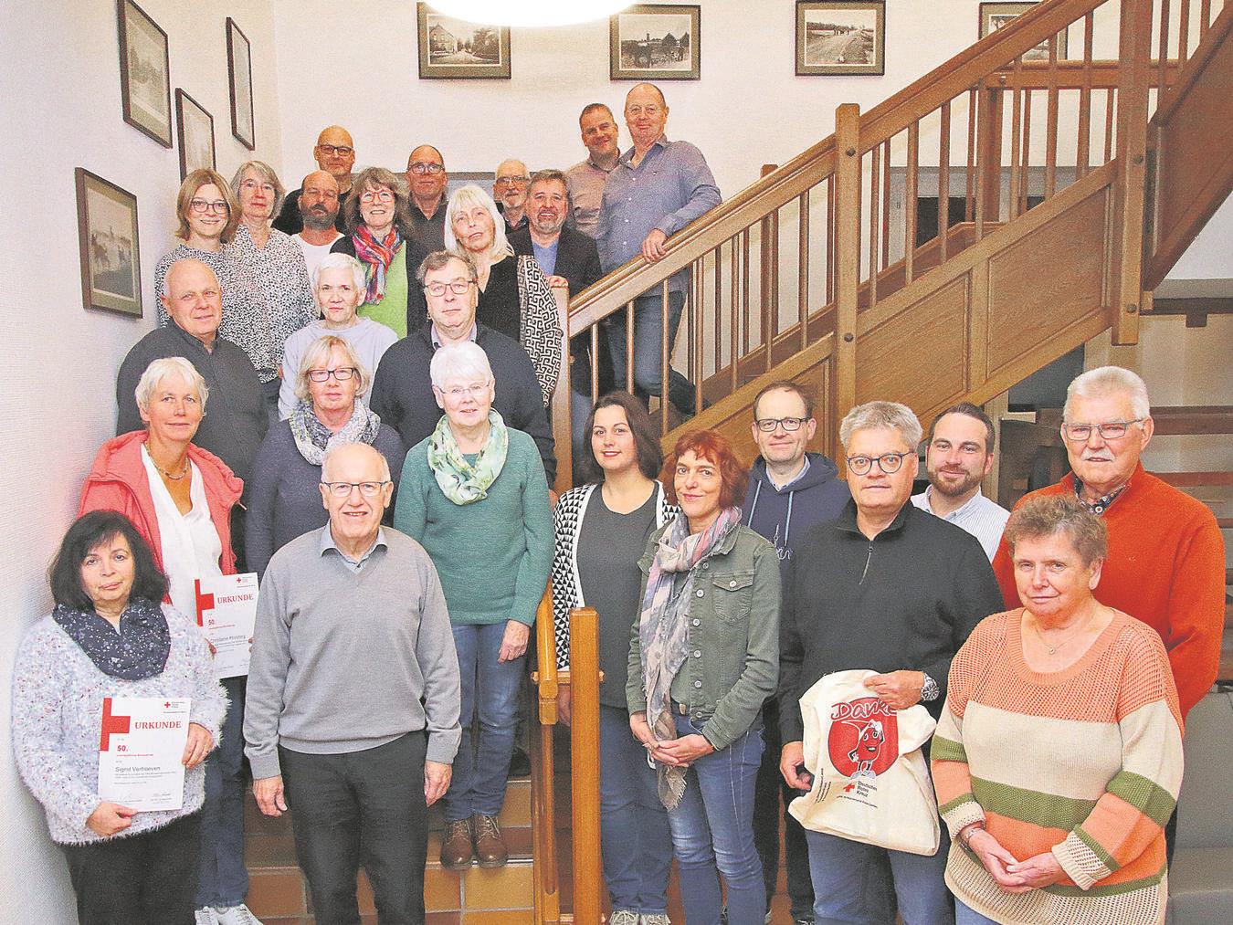 Für ihre uneigennützige Hilfe wurden die Spender mit Ehrennadeln und Urkunden ausgezeichnet. NN-Foto: Theo Leie