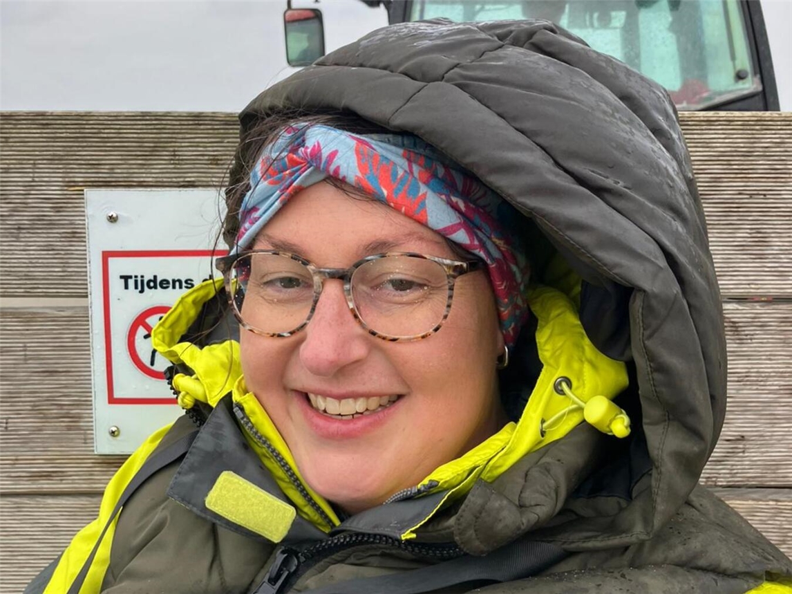 "Pastoralreferentin Christine Pohl fährt Traktor auf Ameland bei jedem Wetter, 2022"
