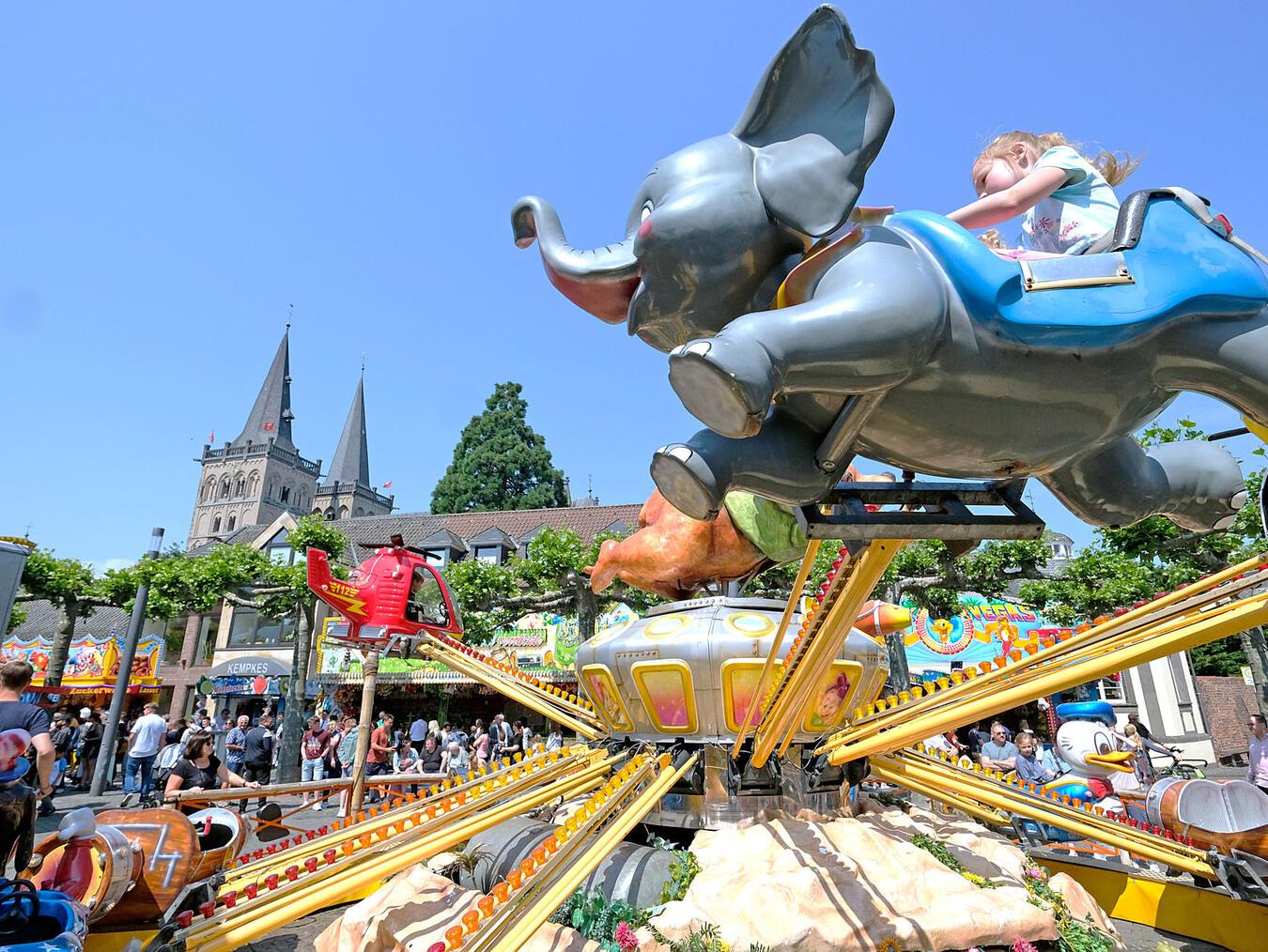 Der Kirmes-Trubel kehrt wieder auf den Markt ein Für Kinder gibt es ebenso vieleAttraktionen.