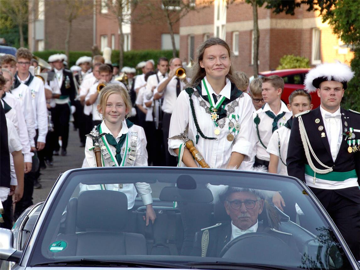 Für Kinderschützenkönigin Meliha (Reintjes) und Prinzessin Franziska (Fleuren) endet am Sonntag das Regentschaftsjahr. Foto: Kellener Schützenverein 1909