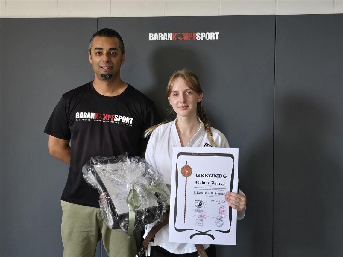 "Nadine Jonczyk mit Trainer Necdet Baran nach bedeutendem Erfolg im Kempo Kleve Dojo"