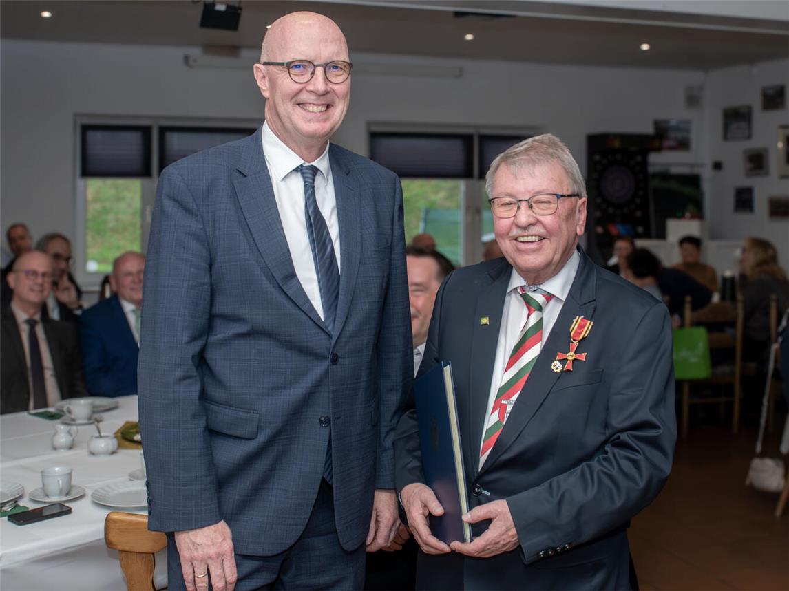 Für sein jahrzehntelanges Engagement im sportlichen Bereich hat Albert van Heukelom das „Bundesverdienstkreuz“, das Verdienstkreuz am Bande, erhalten. Die Übergabe durch Landrat Christoph Gerwers erfolgt im Rahmen einer Feierstunde im Vereinsheim von Eintracht Emmerich. NN-Foto: Gerhard Seybert
