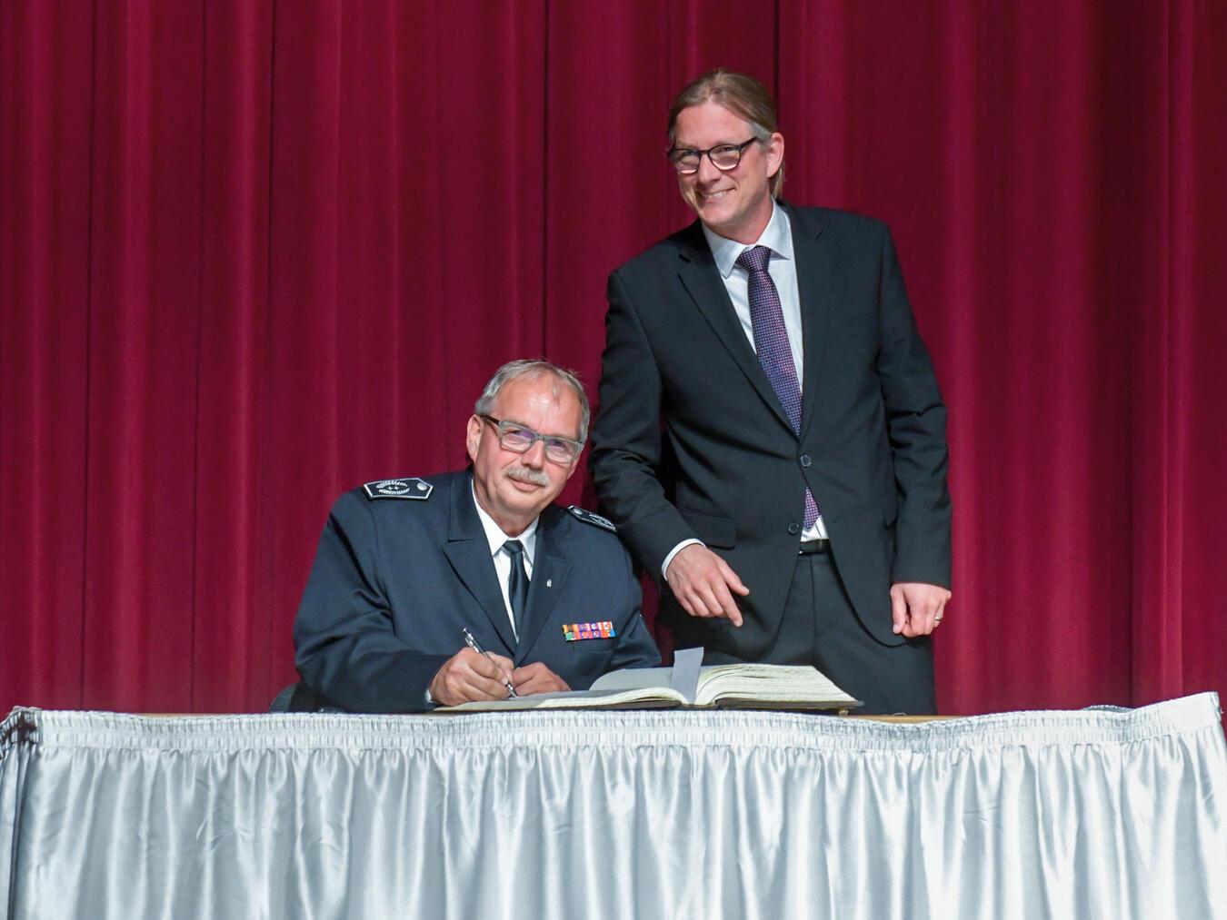 Verabschiedung von
Wehrleiter Georg Metzelaers Für sein Langanhaltendes Engagement durfte sich Georg Metzelaers (l.) im Beisein von Bürgermeister Dr. Dominik Pichler auch in das goldene Buch der Stadt eintragen. NN-Fotos: Gerhard Seybert
