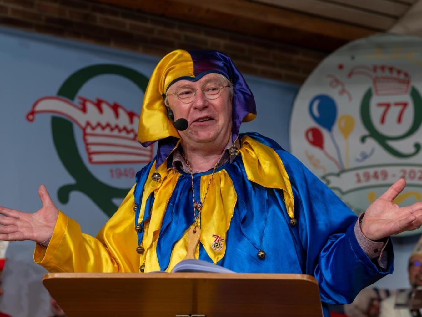 Für seine Büttenpremiere in Uedem wurde Pastor Martin Ahls als Eulenspiegel vom Publikum gefeiert. Foto: Queekespiere/Dirk Verweyen