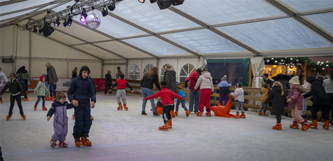 Für Spaß für Groß und Klein sorgt nicht nur die Eisbahn. NN-Fotos: Gerhard Seybert