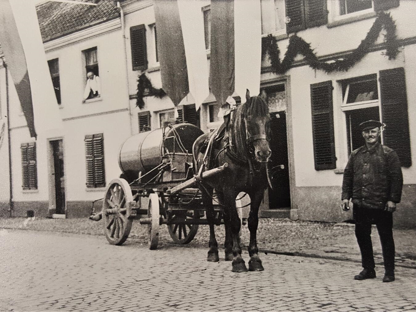 Fuhrunternehmer Franz Frye, hier 1935 auf der Neustraße, befeuchtete mit seinem Sprengwagen die staubigen Straßen. Foto: Stadtarchiv Rees
