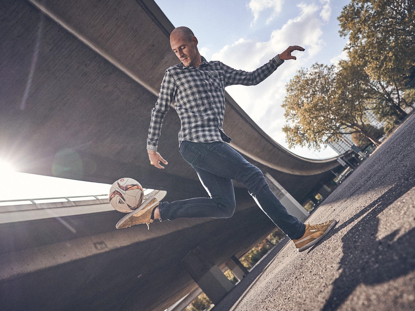 100 Jahre VfB Alemannia Pfalzdorf: Lebendige Vereinsgeschichte "Fußball-Freestyler Julian Hollands zeigt beeindruckende Tricks im Freestyle-Sport"