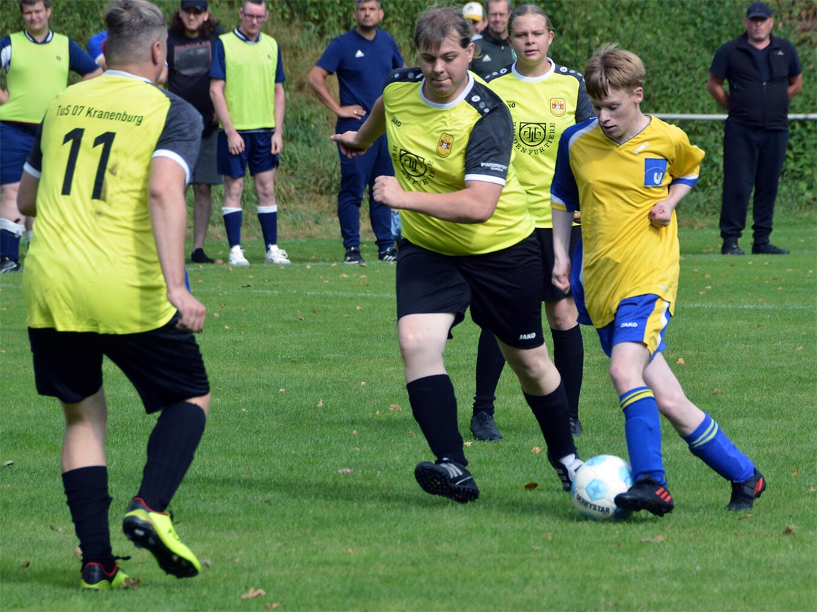 "Fußballturnier 2025 in Keppeln, Spieler im Zweikampf"