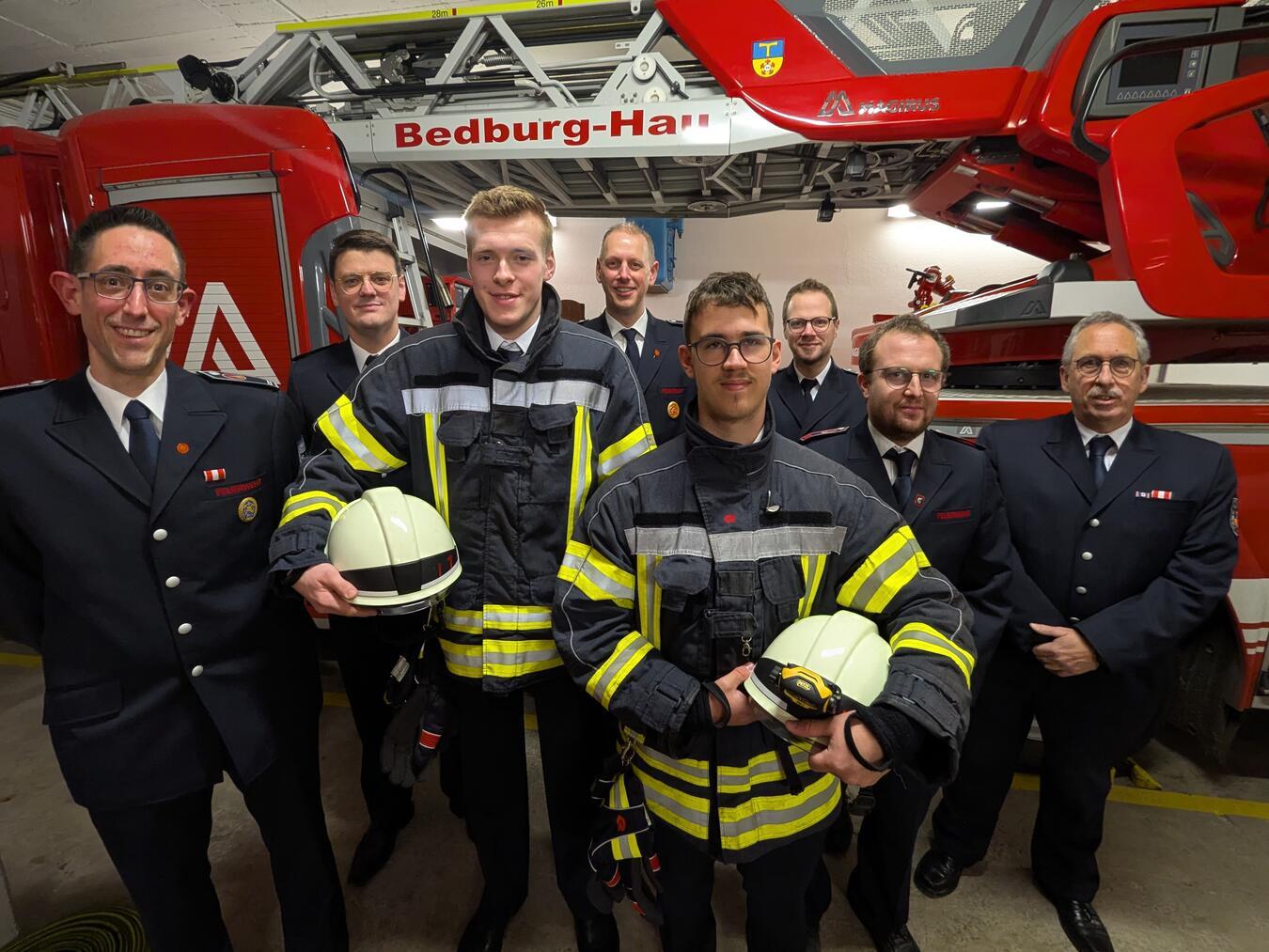 Fynn Sydell und Tobias Osterkamp (Bildmitte) haben es geschafft: Sie sind jetzt Feuerwehrmänner in der aktiven Einsatzabteilung. Foto: Feuerwehr Bedburg-Hau
