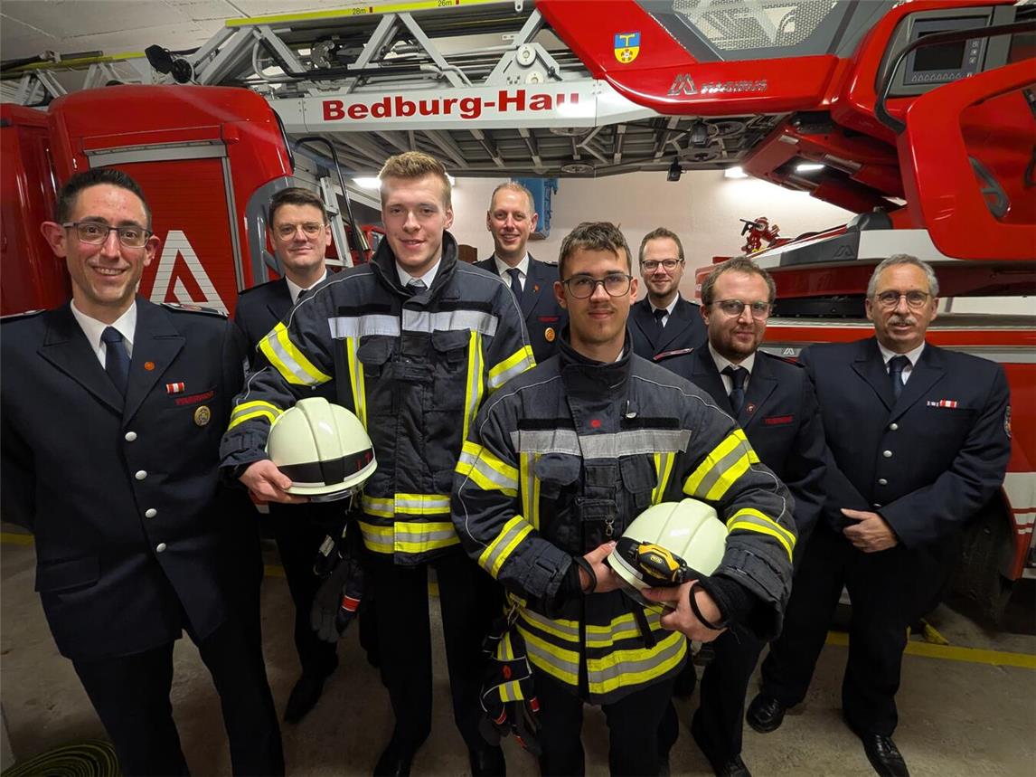 Fynn Sydell und Tobias Osterkamp (Bildmitte) haben es geschafft: Sie sind jetzt Feuerwehrmänner in der aktiven Einsatzabteilung. Foto: Feuerwehr Bedburg-Hau