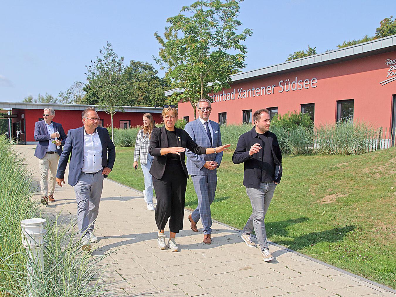 FZX-Leiter Ludwig Ingenlath (r.) führte Neubaur durch das Gelände. NN-Fotos: Theo Leie