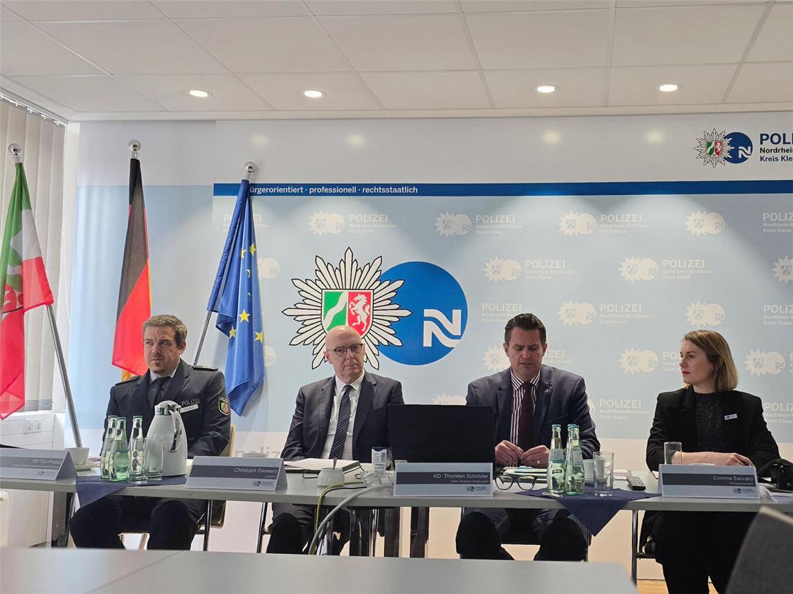 Gaben die Zahlen der Kriminalitätsstatistik der Kreispolizeibehörde Kleve für das Jahr 2024 bekannt: (v.l.) Tim Probst (Leiter der Direktion Gefahrenabwehr), Landrat Christoph Gerwers, Thorsten Schröder (Leiter Direktion Kriminalität) und Corinna Saccaro (Pressestelle). NN-Foto: HF