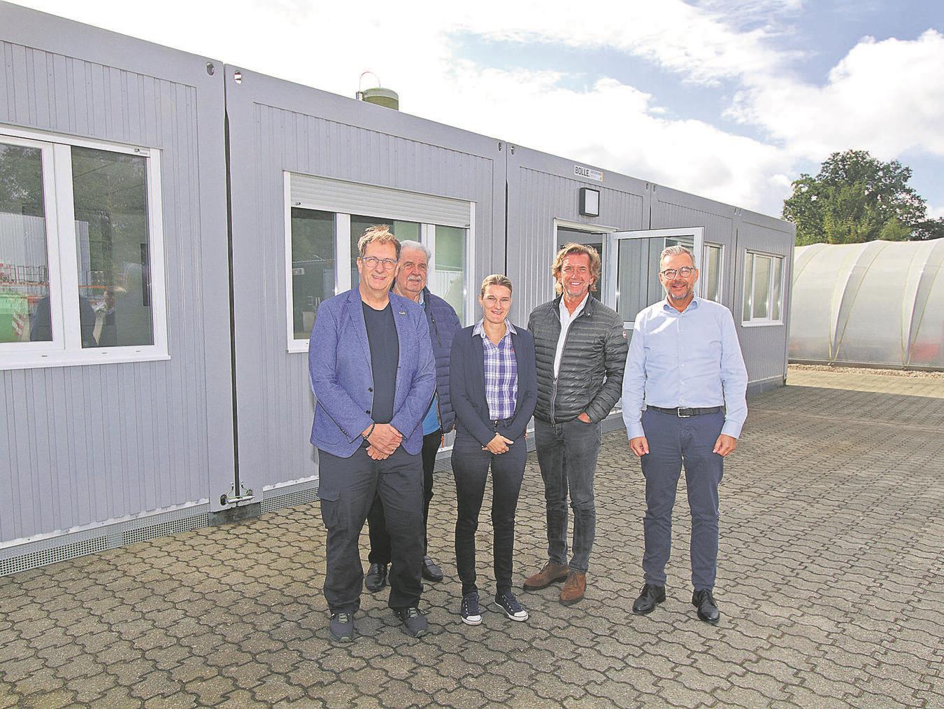 Neue Schulungscontainer für das Berufsbildungszentrum Gaben Einblick in die neuen Schulungsräume: (v.l.): Jürgen Michelbrink, Bernd Zevens, Nadja Brauer, Jochen Koenen und Christoph Jansen (beide Zevens-Stiftung). NN-Foto: Theo Leie