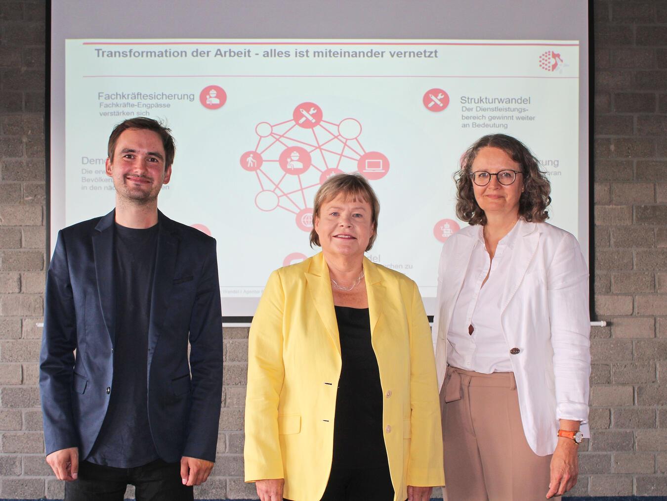 Gaben Einblicke: (v.l.) Julian Dupont (Arbeitsmarktbeobachtung), Barbara Ossyra (Vorsitzende der Geschäftsführung) und Pressesprecherin Sabine Hanzen-Paprotta. NN-Foto: Thomas Langer