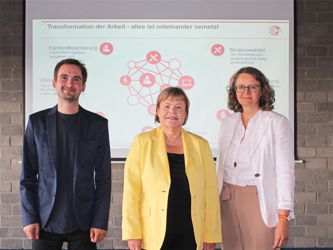 Gaben Einblicke: (v.l.) Julian Dupont (Arbeitsmarktbeobachtung), Barbara Ossyra (Vorsitzende der Geschäftsführung) und Pressesprecherin Sabine Hanzen-Paprotta. NN-Foto: Thomas Langer