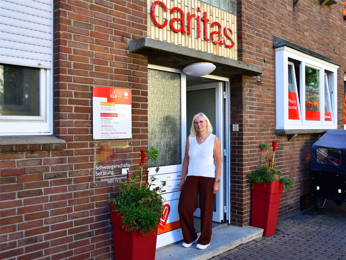 Gabi Arns vor dem Caritas-Standort am Kirchplatz in Rees. Dort war seit 2012 das Gesicht der Sozialberatung. Foto: Caritas