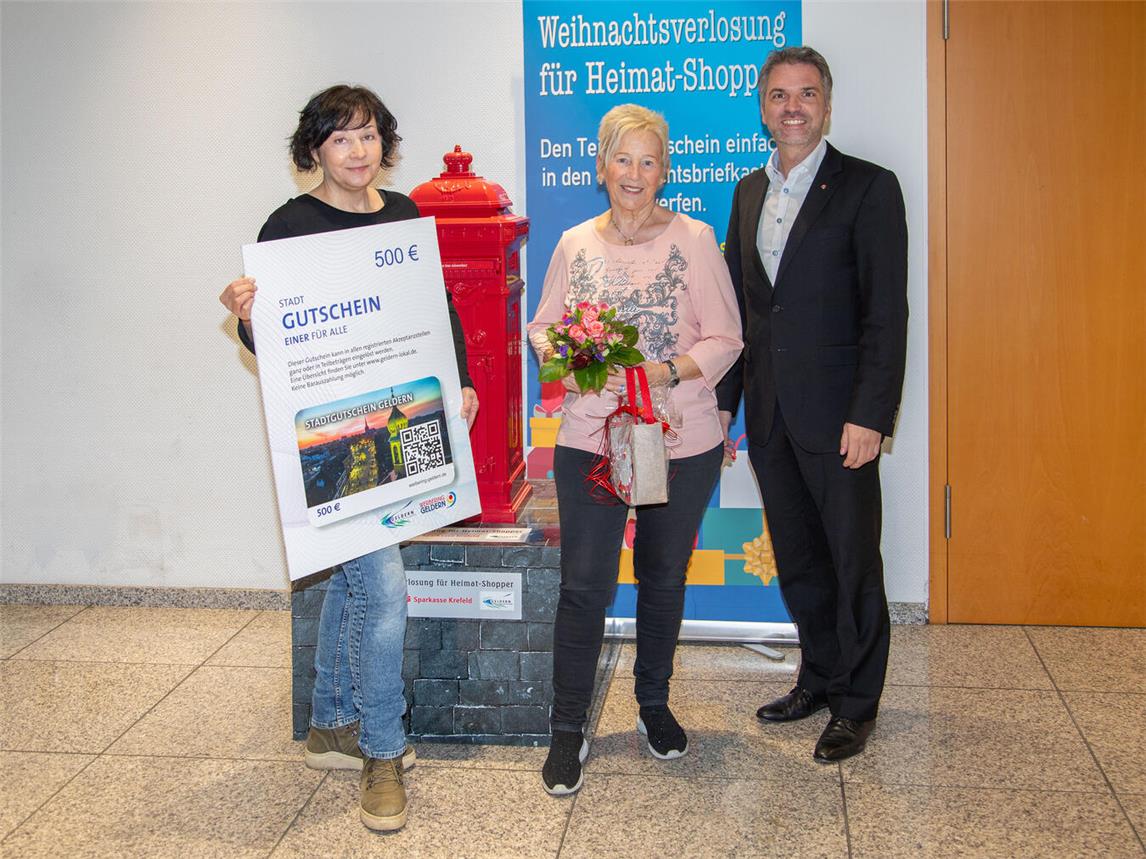 Gabi Engelke (l.) vom Werbering Geldern und Patrick Tekock von der Sparkasse Krefeld mit Gewinnerin Anne Fischer. Foto: Gisela Grabowski