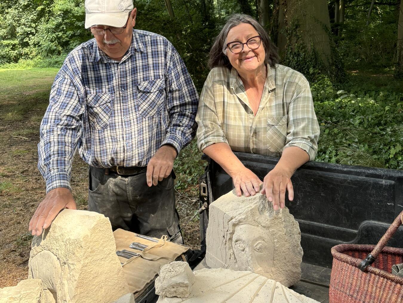 Gabi und Wolfgang freuen sich über ihre erschaffenen Skulpturen.